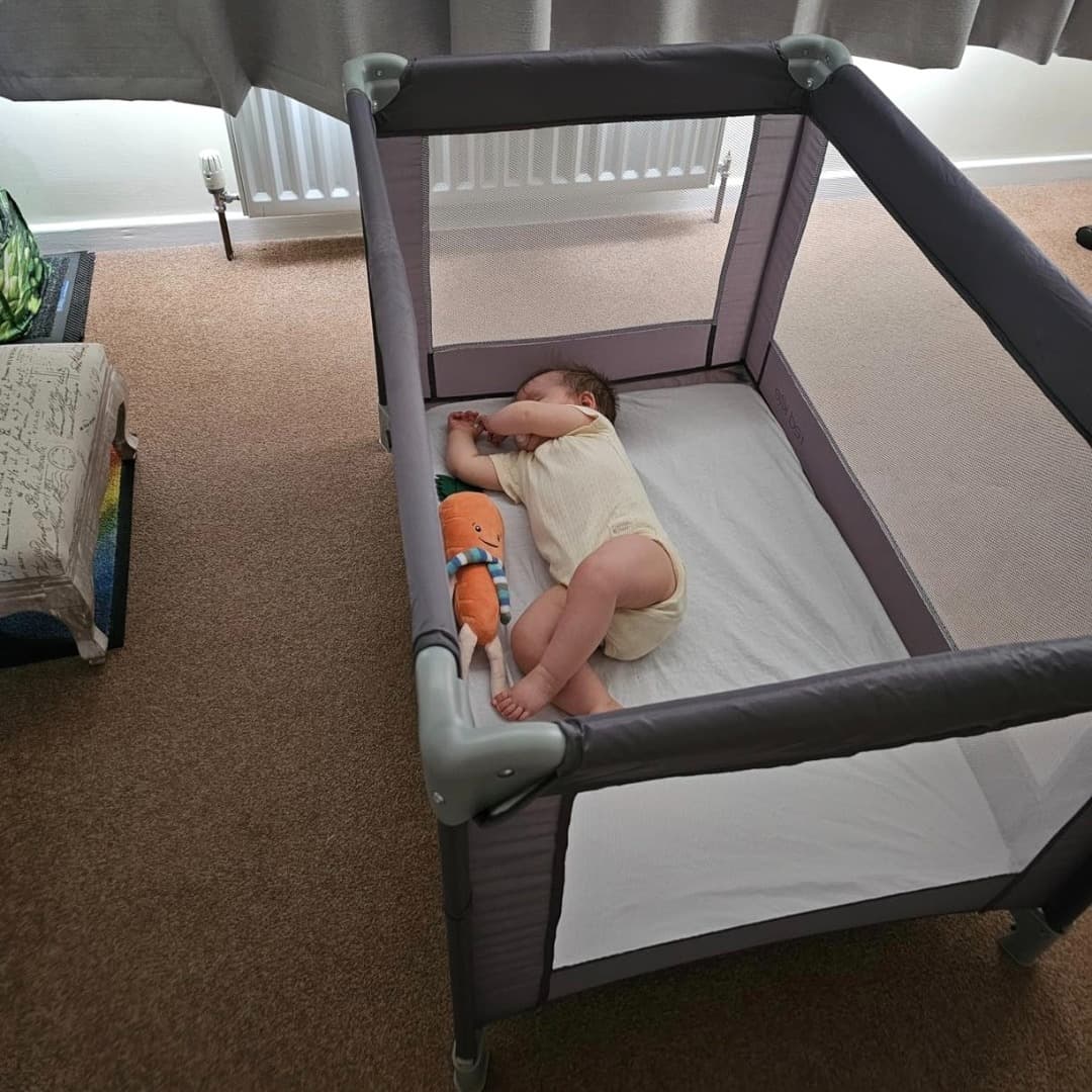 Travel cot - foldable - playpen