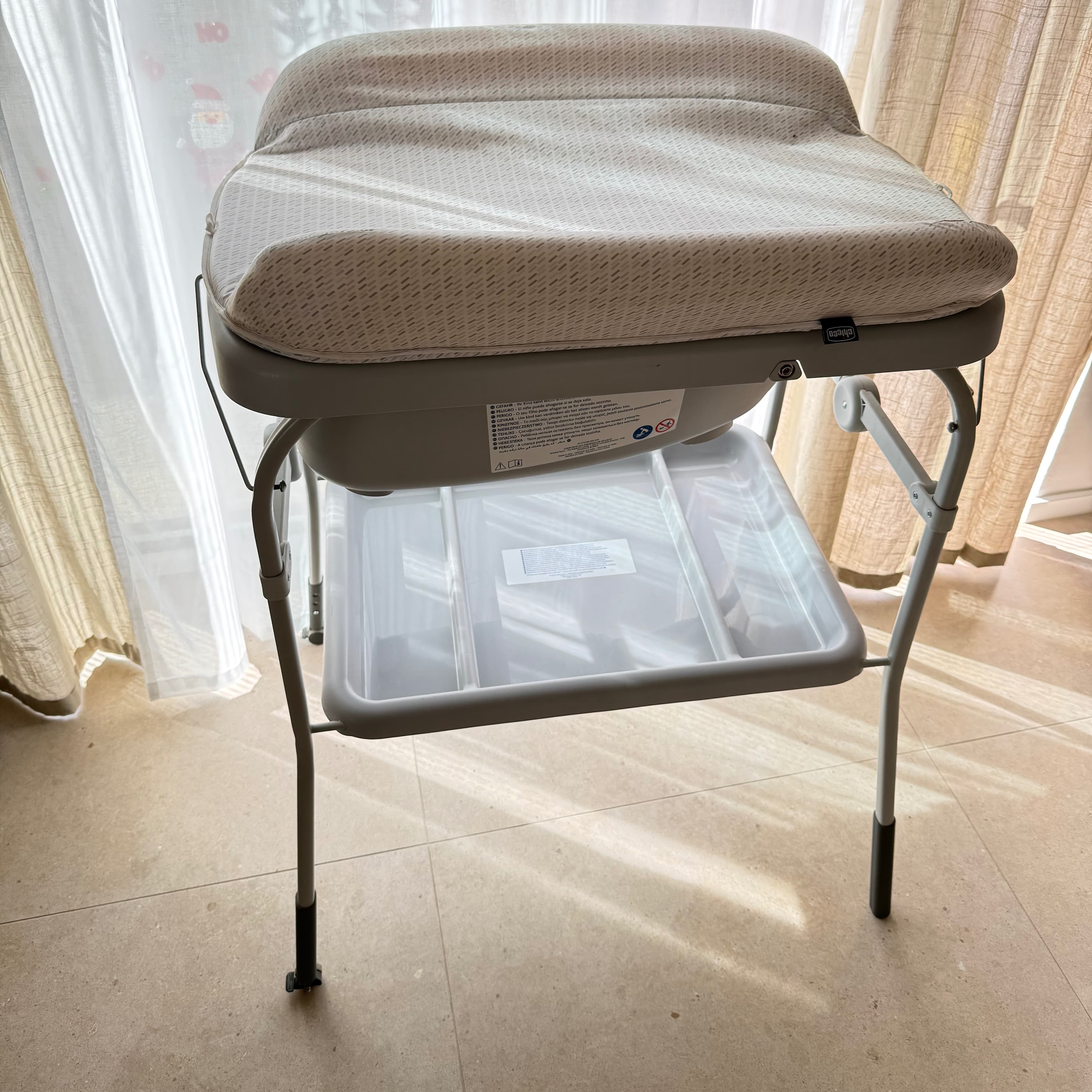 Chicco Ergonomic Baby Bath Tub with Changing table