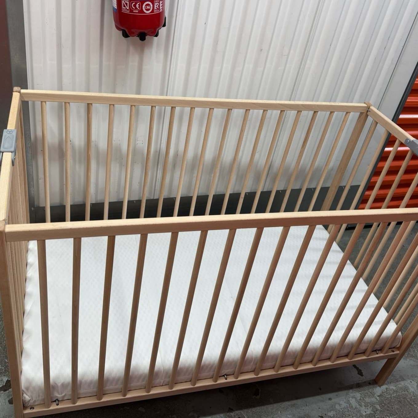 Folding wooden crib with mattress, delivered assembled