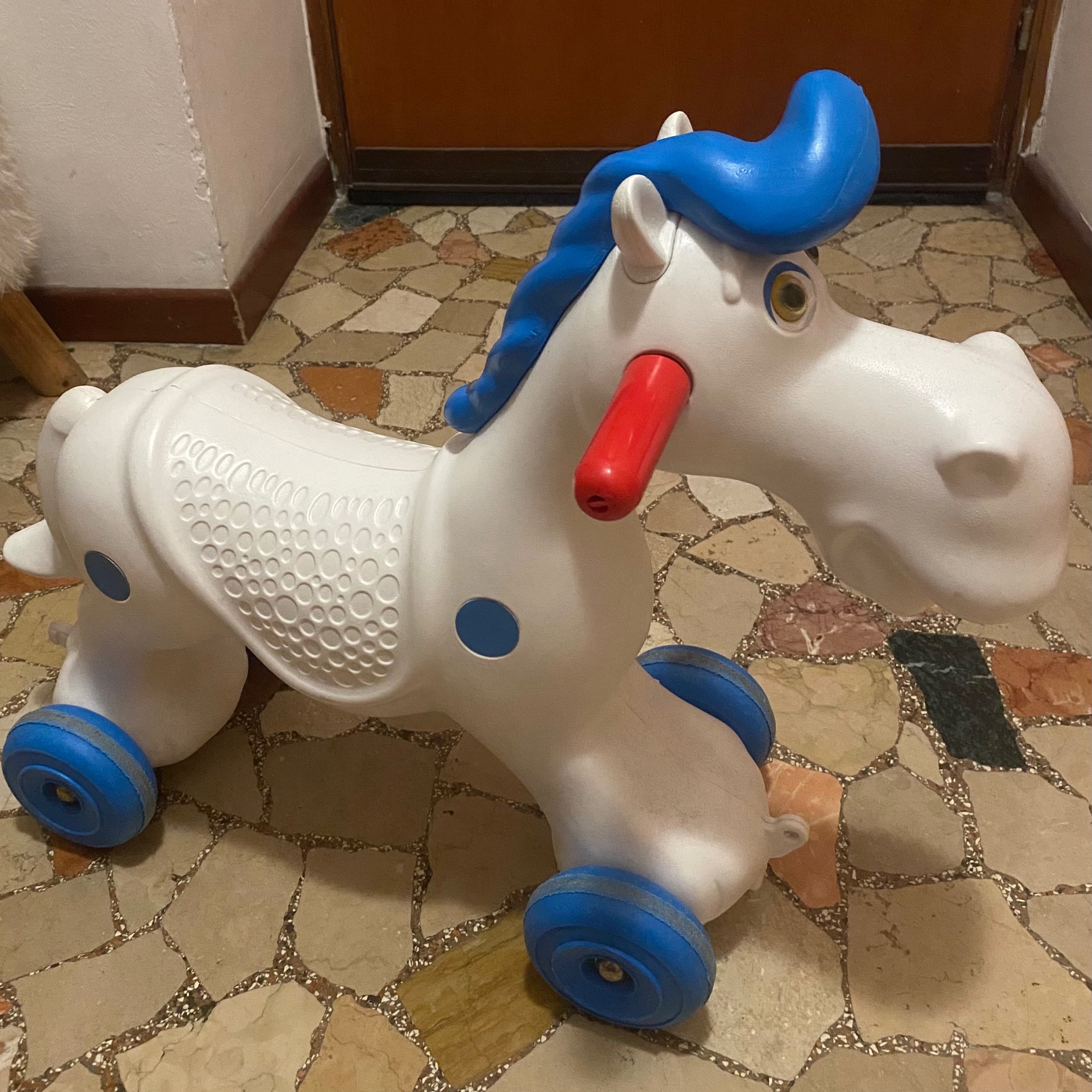 Wheeled horse 