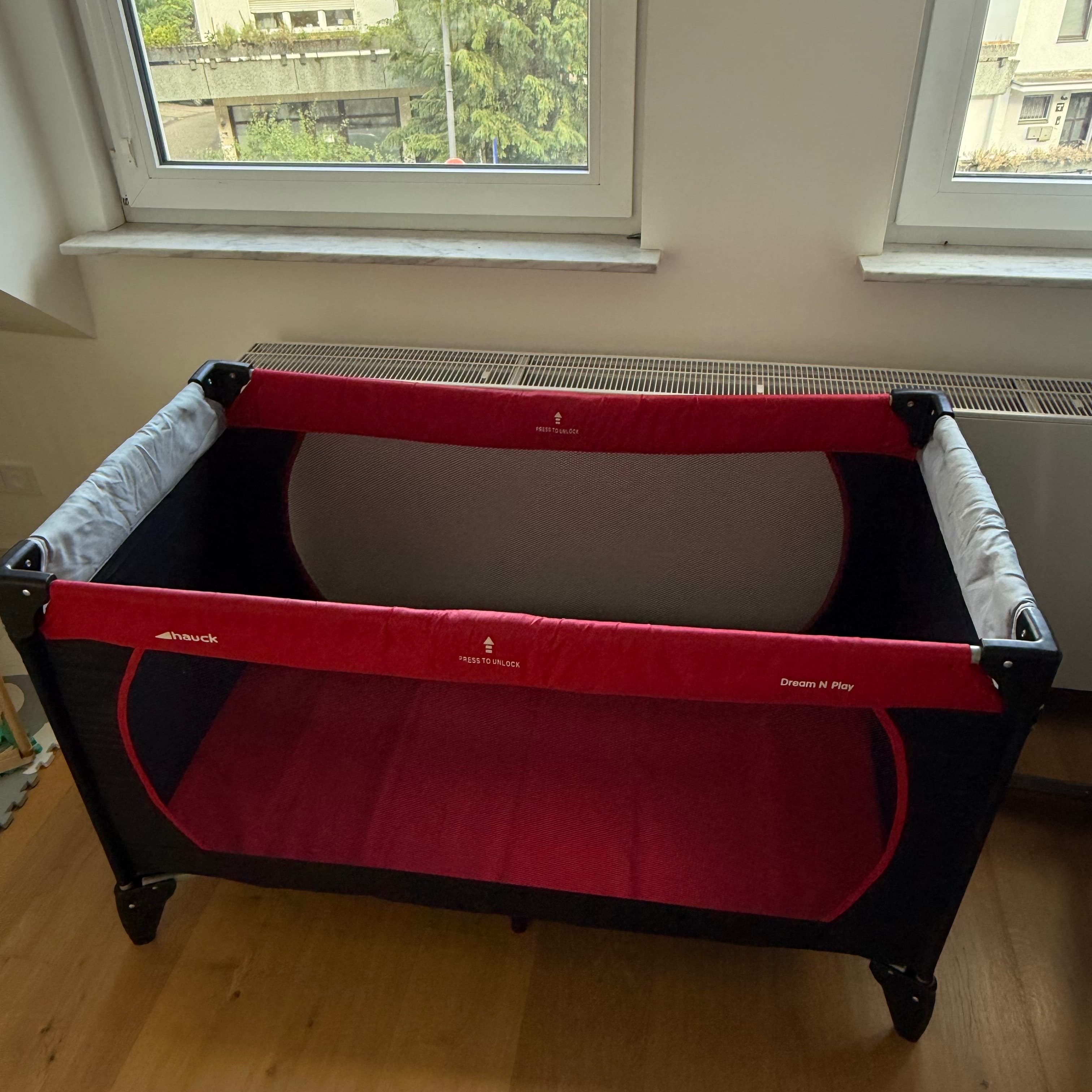 Cama de viaje Hauck Dream n Play rojo negro 