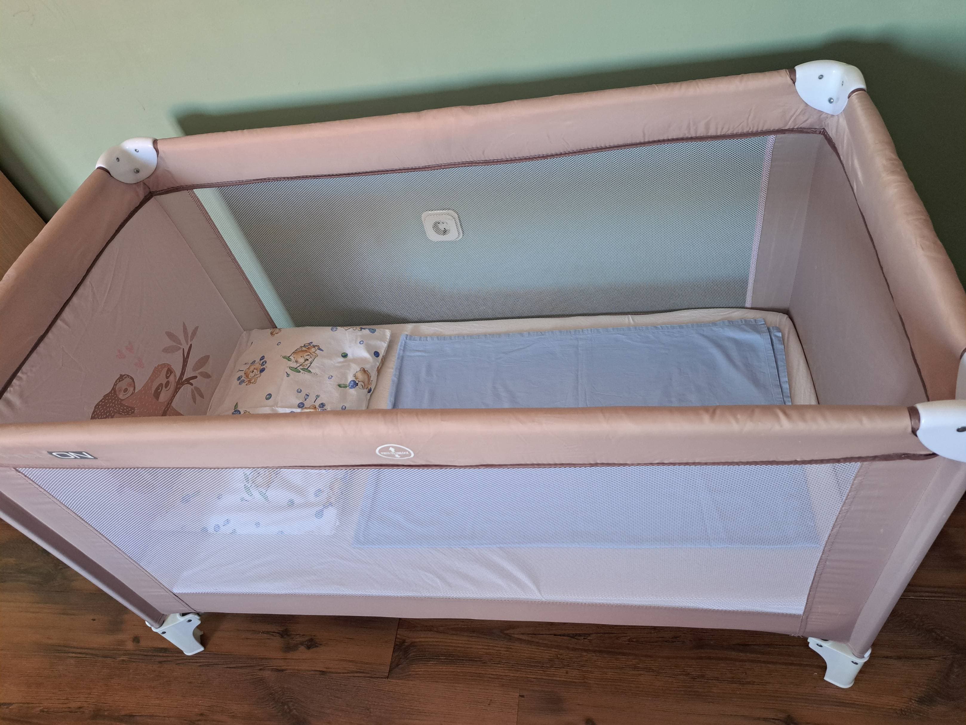 Travel cot with a mattress, pillow and bedding - 4