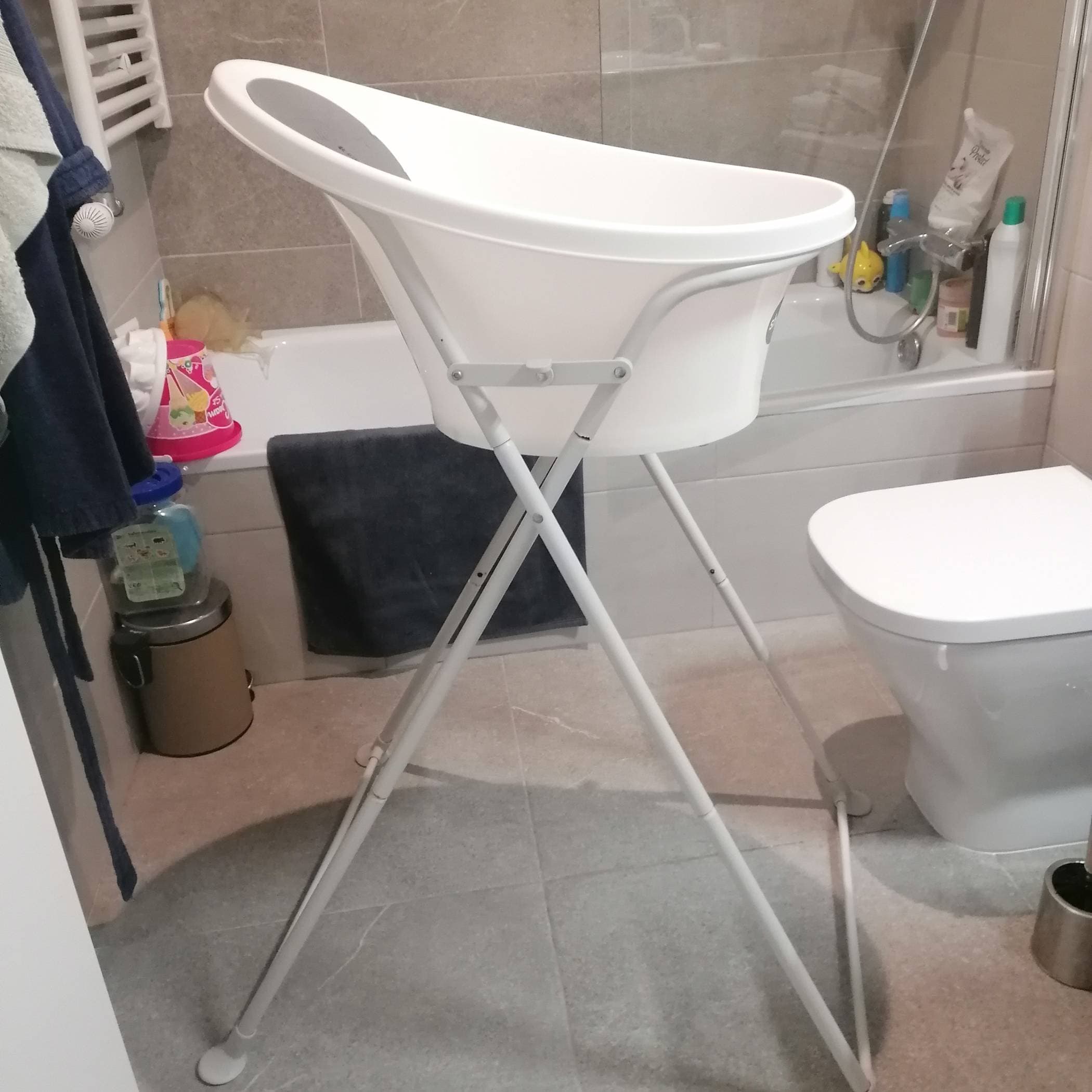 Bañera de bebé con patas