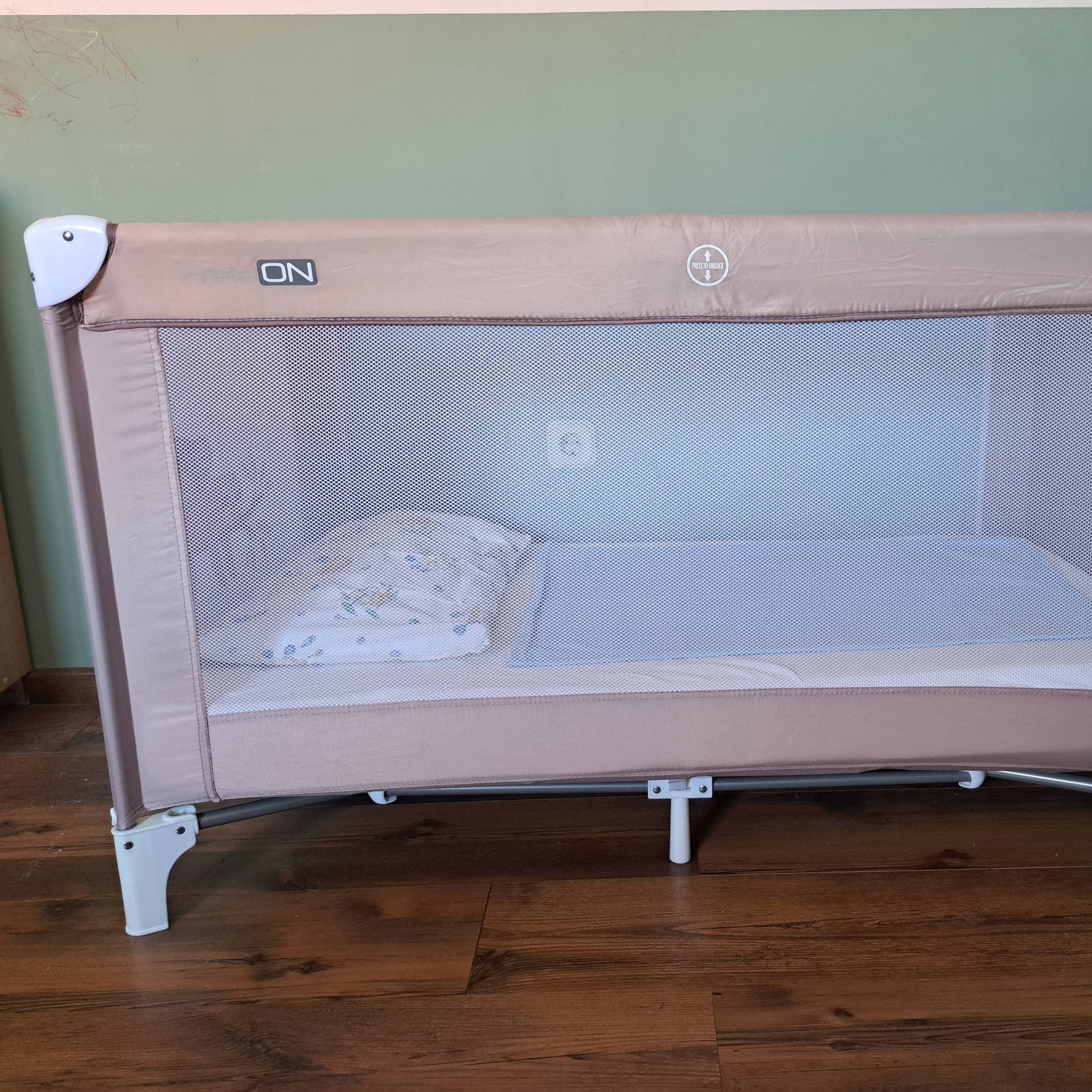 Travel cot with a mattress, pillow and bedding - 2