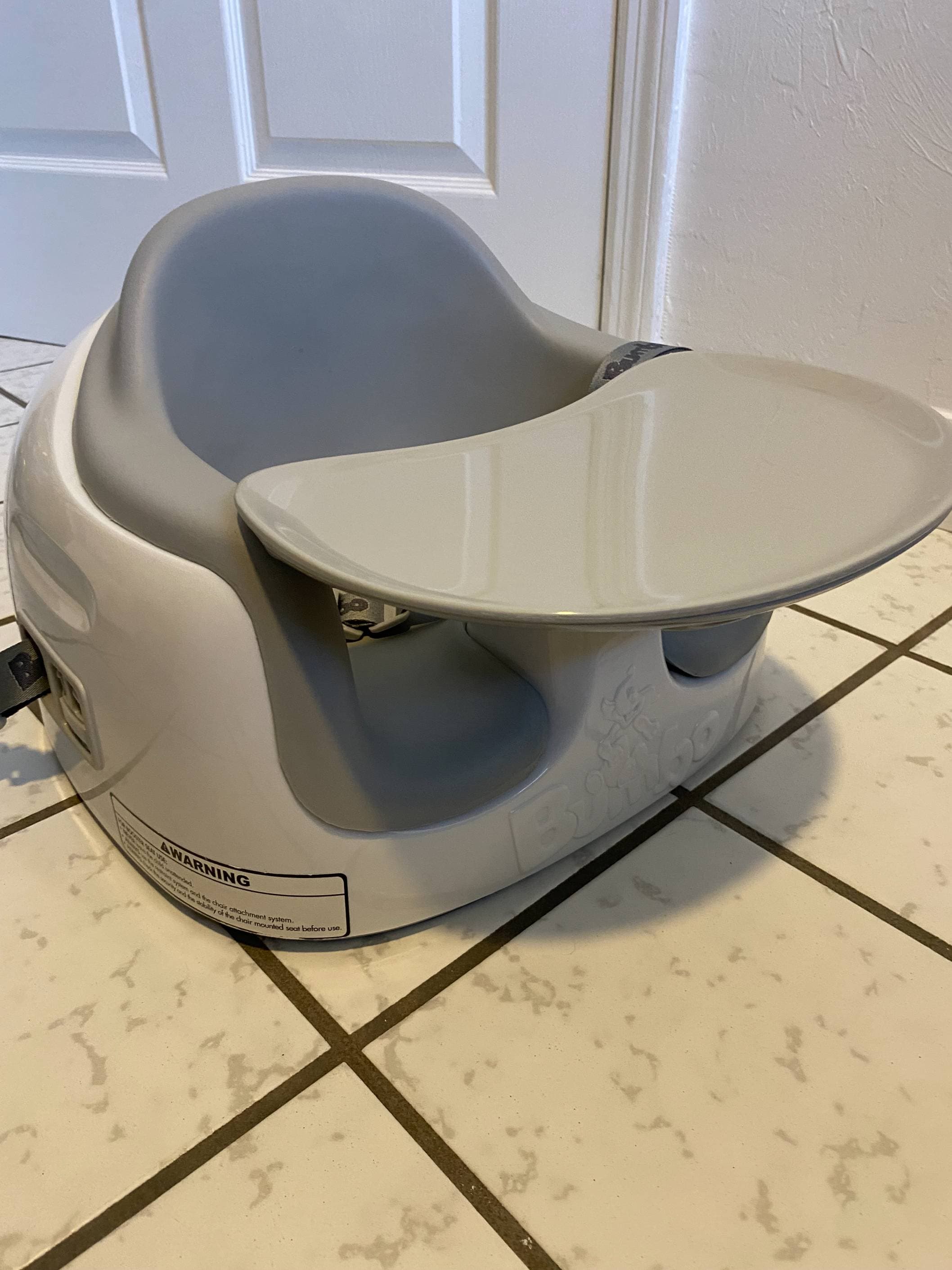 Seggiolino multiuso Bumbo Baby per neonati e bambini piccoli in morbida schiuma con vassoio rimovibile e cinghie di sicurezza con fibbia per bambini dai 6 ai 36 mesi - 3