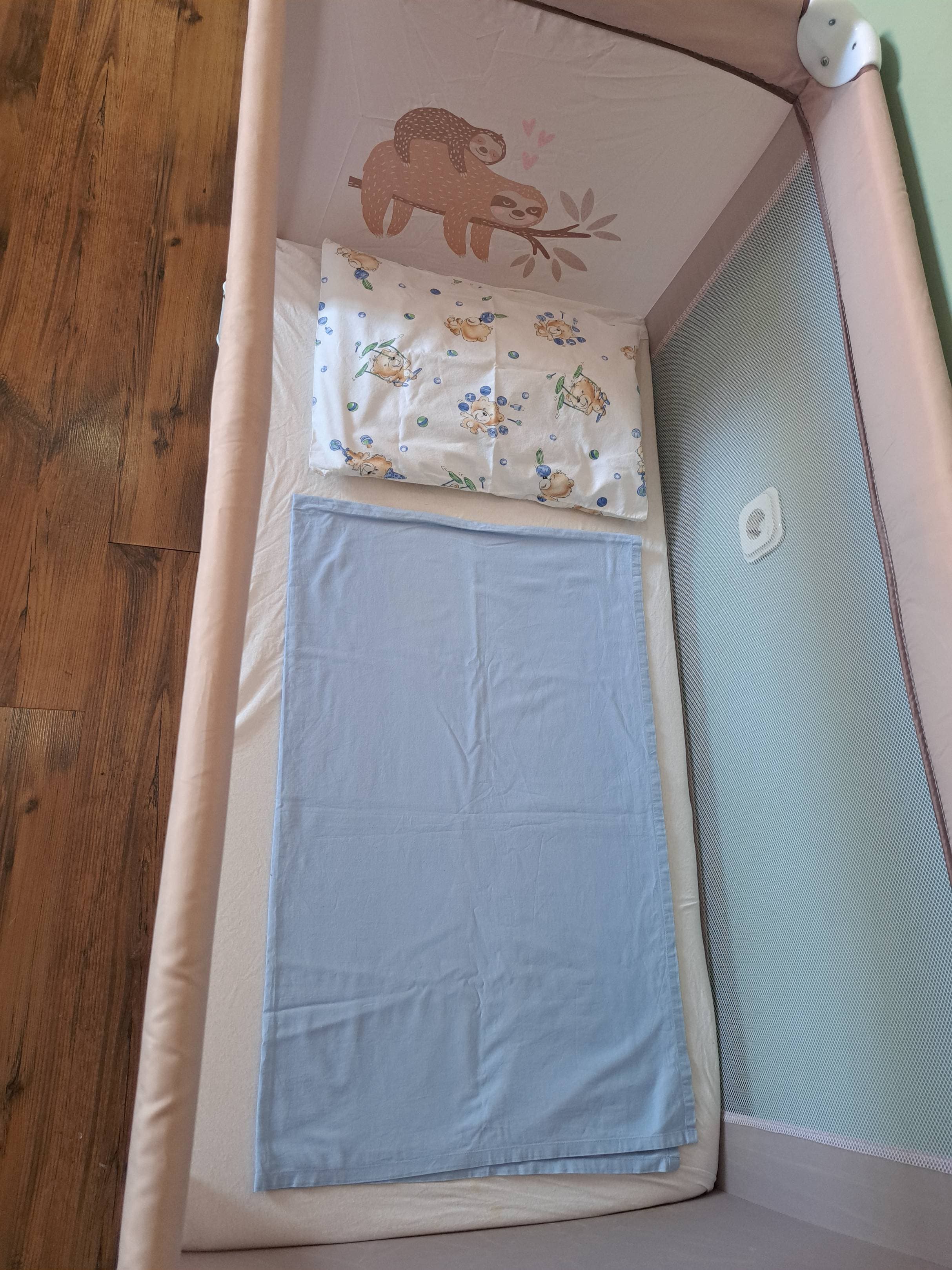 Travel cot with a mattress, pillow and bedding - 3